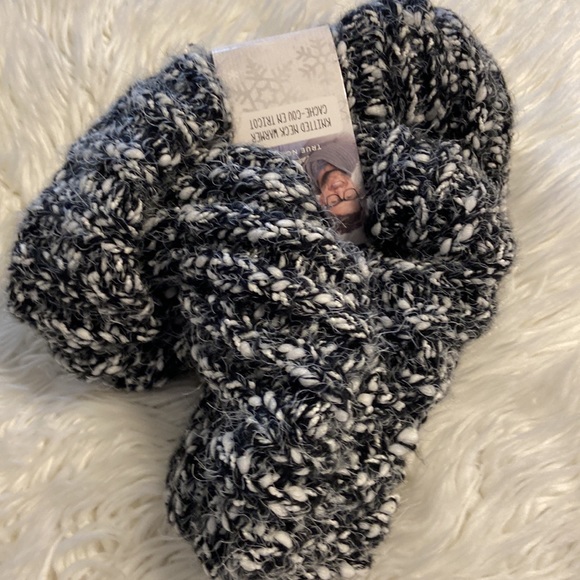 True North Infinity Scarf black and white brand new - Picture 8 of 8